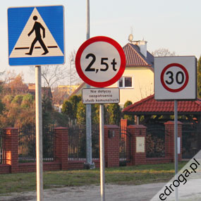 Mniej nie znaczy gorzej (I) Dlaczego w Gdańsku likwiduje się znaki drogowe?
