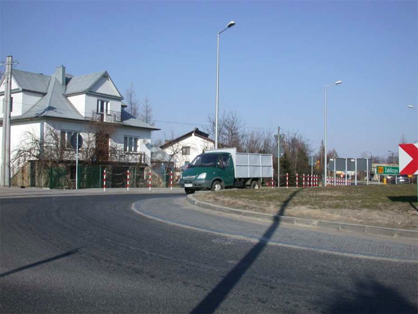 Fot. 1. Widok skrzyżowania przebudowanego na rondo w Jurkowie wraz z budynkiem mieszkalnym najbardziej narażonym na hałas