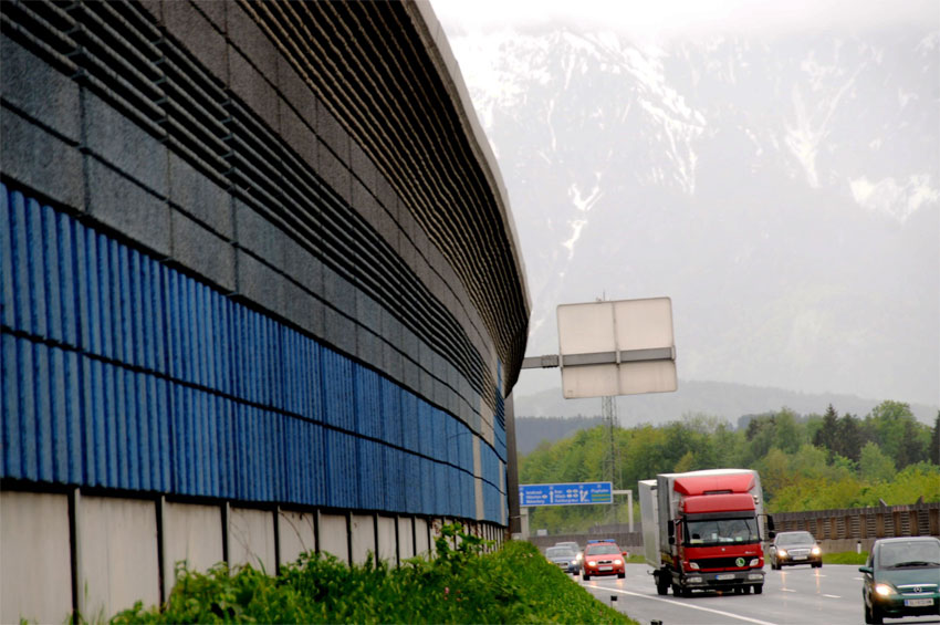 Fot. 5. Wysoki na 8,5 metra, po części łukowy, pomalowany w ciemne kolory ekran stwarza przytłaczające wrażenie - autostrada A1, Salzburg, Austria (fot. autor)