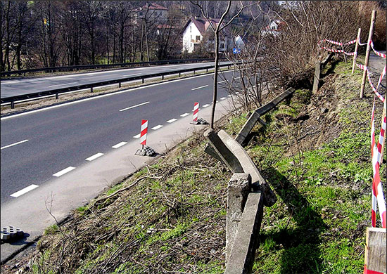 Fot. 1. Oberwanie się skarpy wykopu w m. Gaj, przy prawej jezdni drogi krajowej nr 7 (kwiecień 2006 r.).