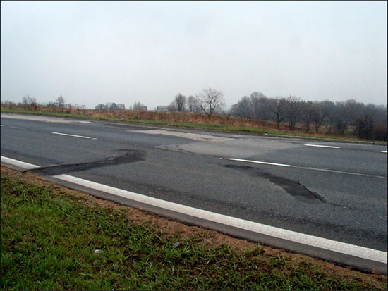 Fot. 4. Duże deformacje lewej jezdni drogi krajowej nr 7 w m. Mogilany po sezonie zimowym 2003/2004 (marzec 2004 r.).