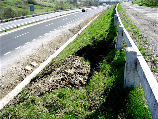  Fot. 8. Zsuw skarpy wykopu w m. Myślenice przy prawej jezdni drogi krajowej nr 7 (kwiecień 2007 r.).