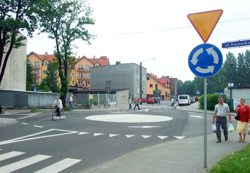 Fot. 3. Mini rondo na skrzyżowaniu ulic Granicznej, Karpackiej i Czempiela w Chorzowie
