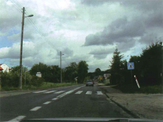 Fot. 1 b. Przykłady mankamentów - brak zabezpieczonych przejść dla pieszych