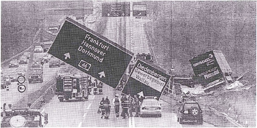 Fot. 2. Zderzenie samochodu ciężarowego z konstrukcją bramową na autostradzie w Niemczech