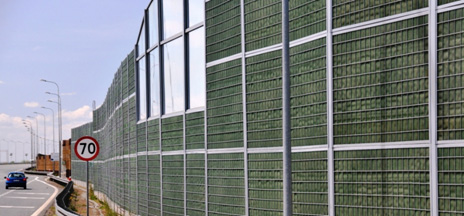 Fot. 8. Ekrany typu “zielona ściana” - setki tysięcy metrów kwadratowych ekranów w Polsce, których konstrukcja i idea jest dedykowana pnączom  funkcjonuje bez roślin. Część z nich w ogóle nie była przewidziana do nasadzenia!
