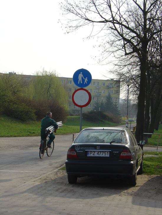 Zdj. 1. Znak droga dla pieszych nie zakazuje ruchu kołowego, ale kiedy dodamy znak zakaz ruchu …  (fot. Wiesław Bartoszewicki)