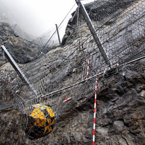 Rekord świata: bariera przeciwodłamkowa firmy Geobrugg AG zatrzymała blok betonowy ważący 20 ton!